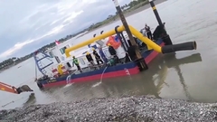 Jet emme kazıkçısı Endonezya'daki bir nehirde test işi yapıyor